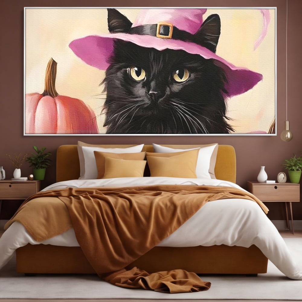 Tablou canvas cu tablou canvas cu pisica neagra si palarie, in rama de aluminiu argintiu, pe perete intr-un dormitor